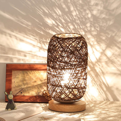 Skandinavische Tischlampe mit Rattan und Holzfuß