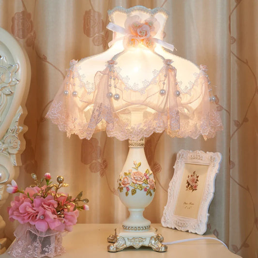 Romantische Tischlampe mit Stoffschirm und Perlen