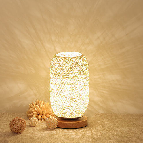 Skandinavische Tischlampe mit Rattan und Holzfuß