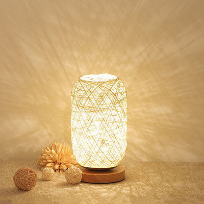 Skandinavische Tischlampe mit Rattan und Holzfuß