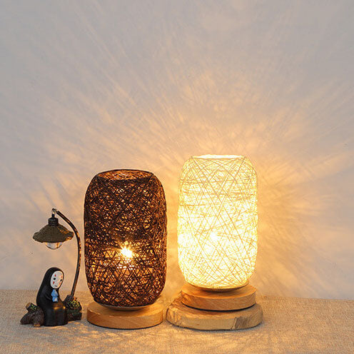 Skandinavische Tischlampe mit Rattan und Holzfuß