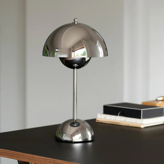 Dimmbare Designer-Tischleuchte aus Metall im Blüten-Design