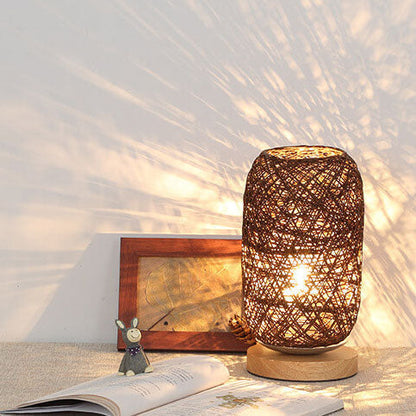 Skandinavische Tischlampe mit Rattan und Holzfuß