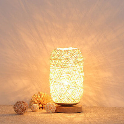 Skandinavische Tischlampe mit Rattan und Holzfuß