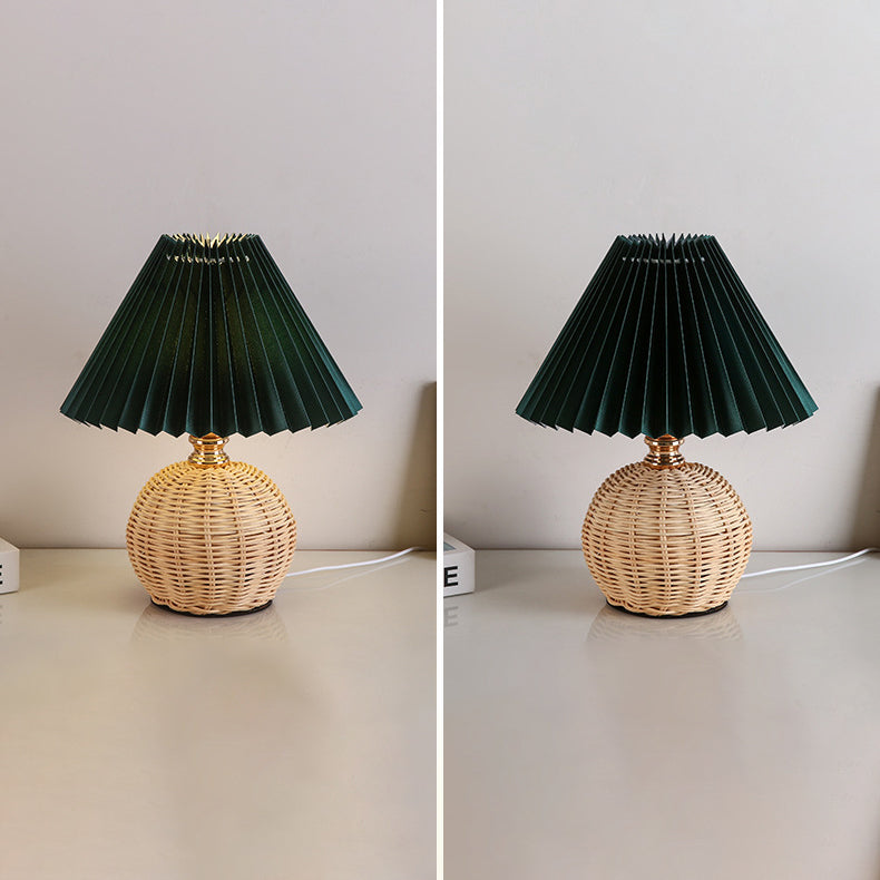 Rattan-Tischleuchte mit geplissiertem Lampenschirm