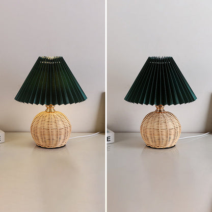 Rattan-Tischleuchte mit geplissiertem Lampenschirm
