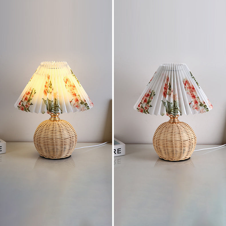 Rattan-Tischleuchte mit geplissiertem Lampenschirm