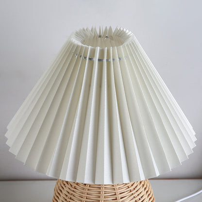Rattan-Tischleuchte mit geplissiertem Lampenschirm