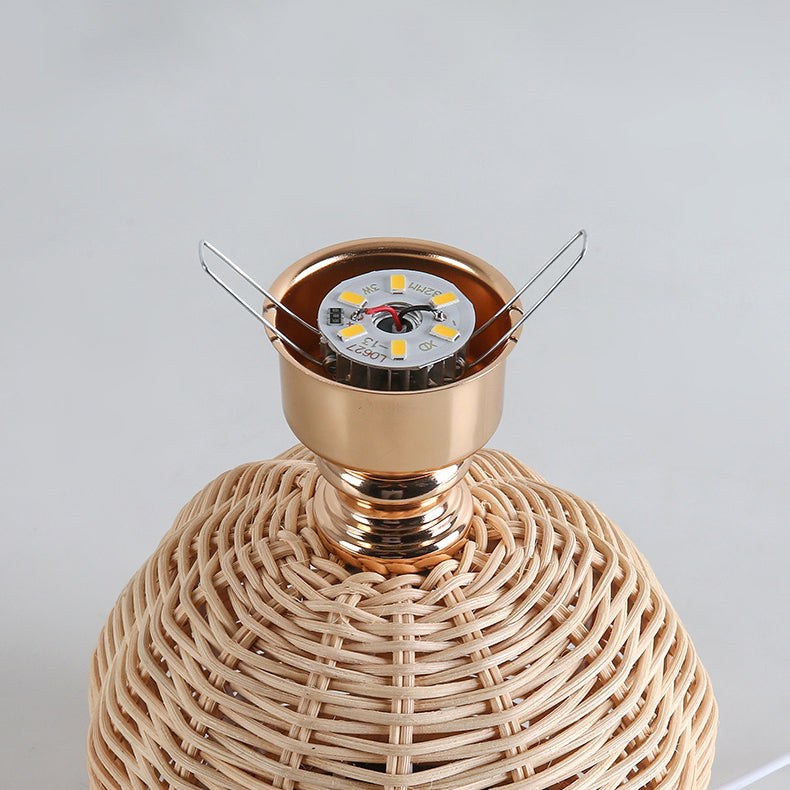 Rattan-Tischleuchte mit geplissiertem Lampenschirm