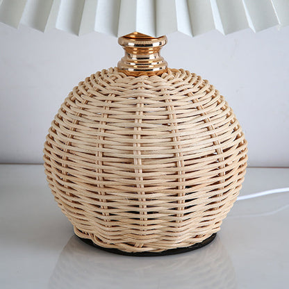 Rattan-Tischleuchte mit geplissiertem Lampenschirm