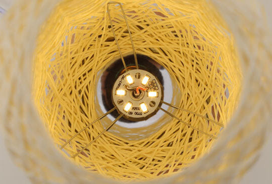 Skandinavische Tischlampe mit Rattan und Holzfuß