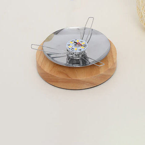 Skandinavische Tischlampe mit Rattan und Holzfuß
