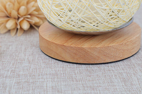 Skandinavische Tischlampe mit Rattan und Holzfuß