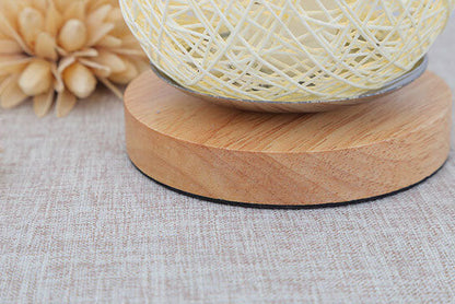 Skandinavische Tischlampe mit Rattan und Holzfuß