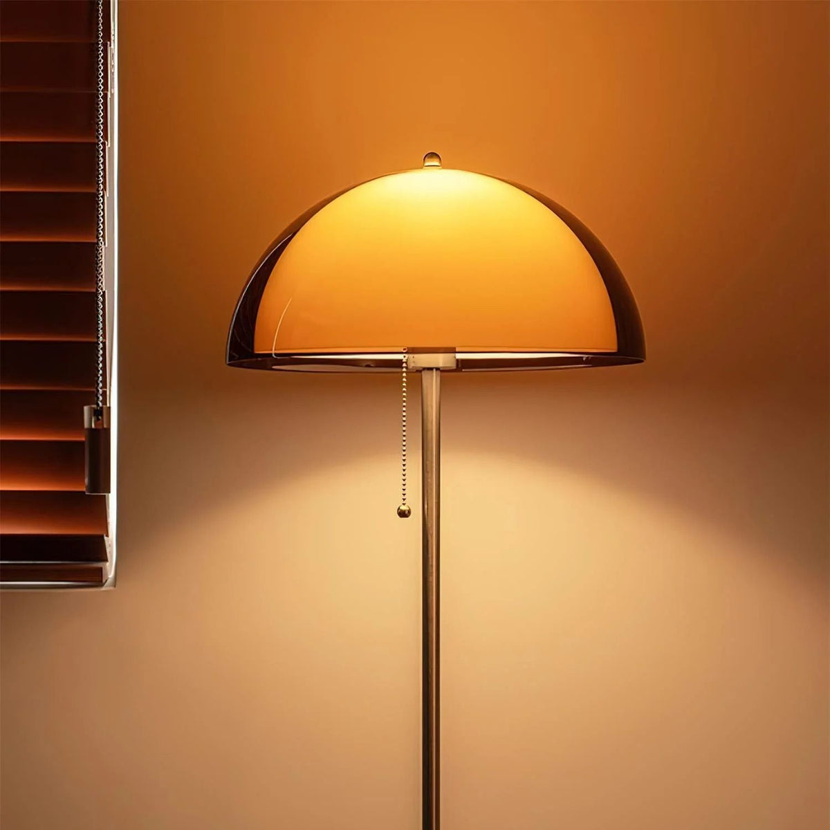 Moderne Stehlampe aus Holz und Metall mit Acrylschirm