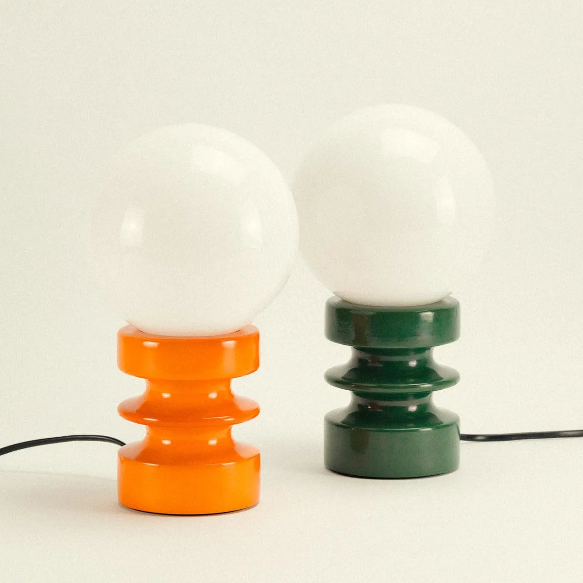 Vintage-Tischlampe aus Massivholz mit Mattglaskugel 28 cm | LSLBOAU