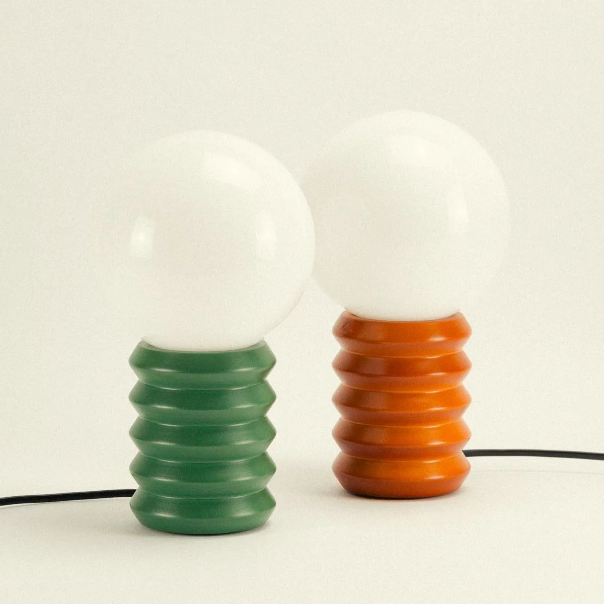 Retro-Tischlampe aus Holz mit geripptem Sockel