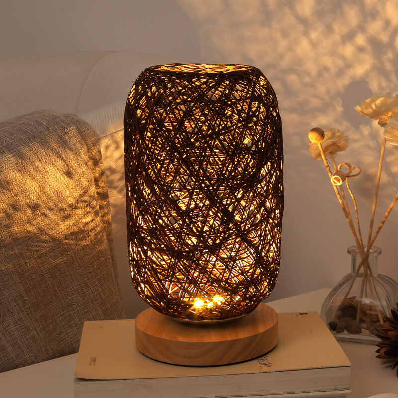 Skandinavische Tischlampe mit Rattan und Holzfuß
