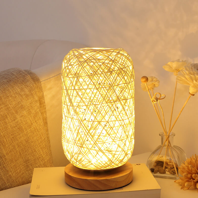 Skandinavische Tischlampe mit Rattan und Holzfuß