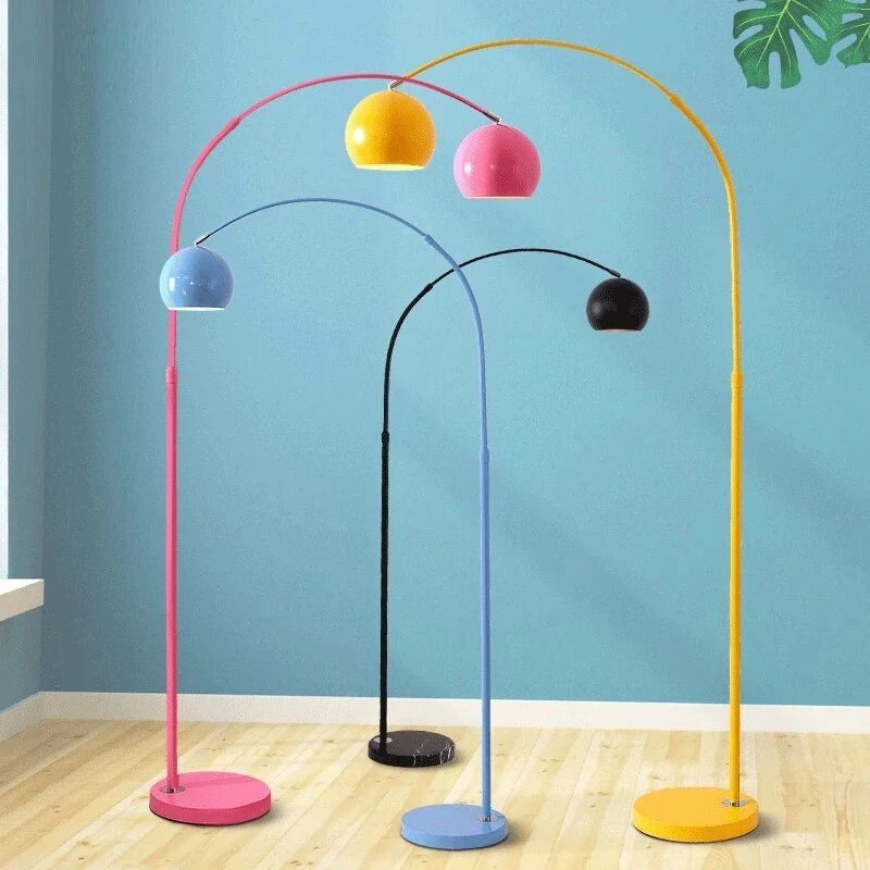 Moderne LED Bogen-Stehleuchte aus Metall mit Fußschalter