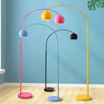 Moderne LED Bogen-Stehleuchte aus Metall mit Fußschalter