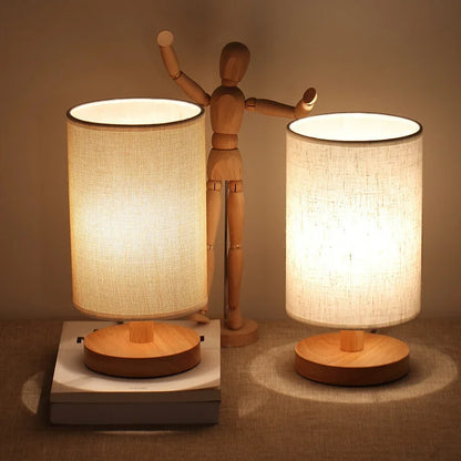 Dimmbare LED-Tischleuchte aus Holz und Leinen