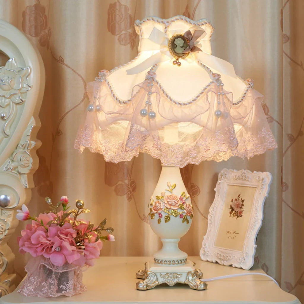 Romantische Tischlampe mit Stoffschirm und Perlen