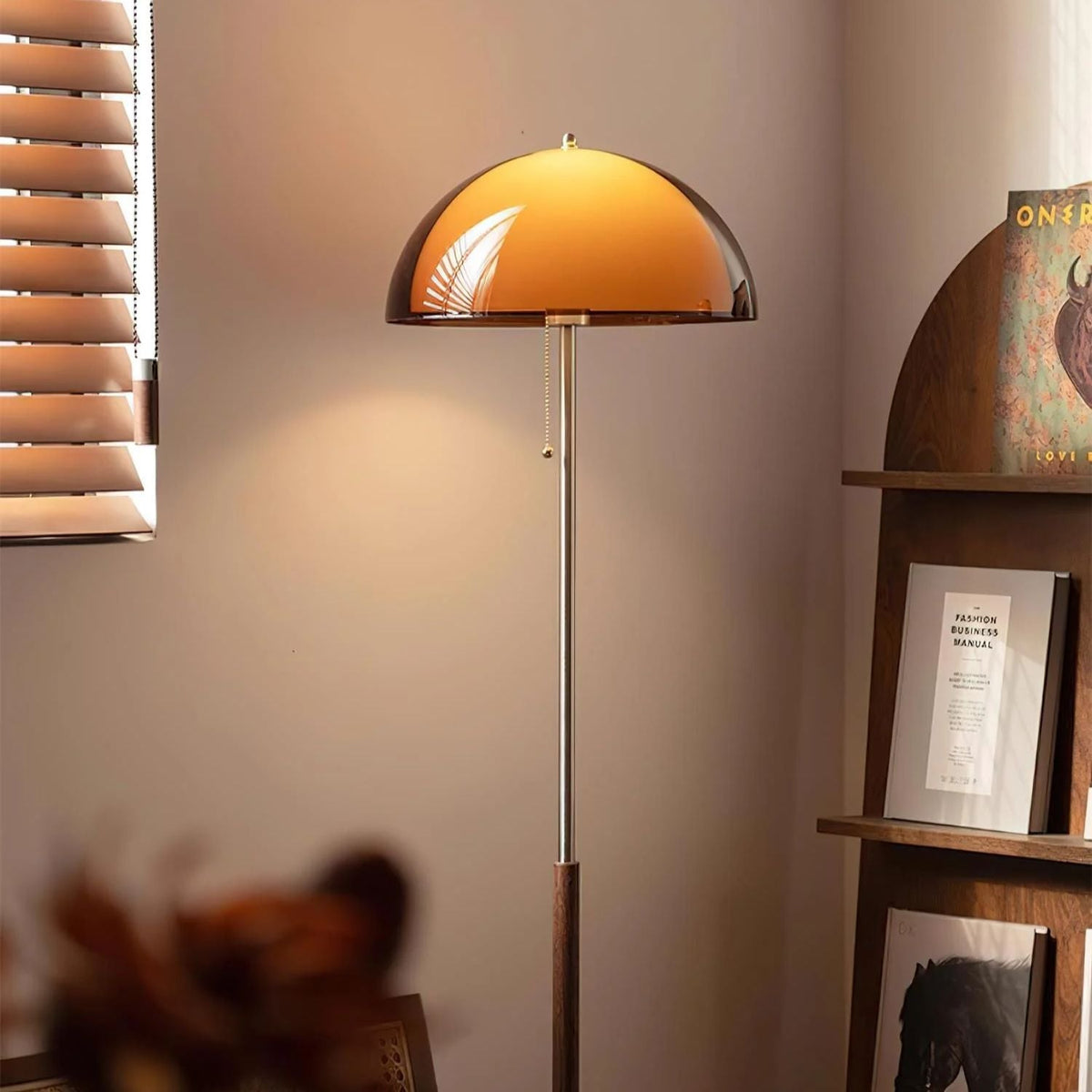 Moderne Stehlampe aus Holz und Metall mit Acrylschirm