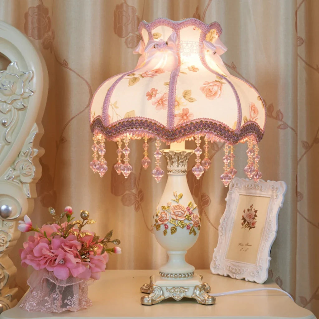 Romantische Tischlampe mit Stoffschirm und Perlen