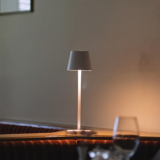 Drahtlose LED-Tischleuchte mit Dimmfunktion und Akku