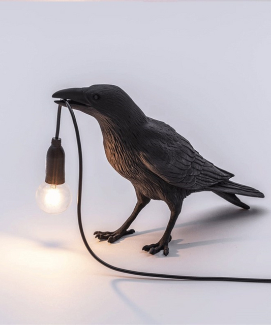 Dekorative Raben-Tischlampe mit E27-Fassung aus Kunstharz
