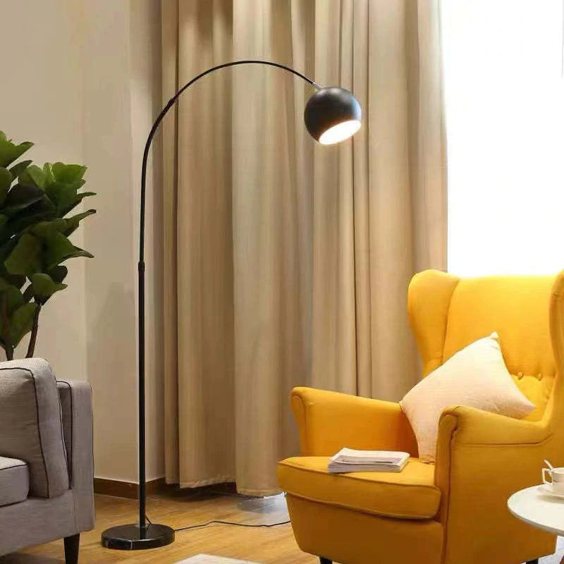 Moderne LED Bogen-Stehleuchte aus Metall mit Fußschalter