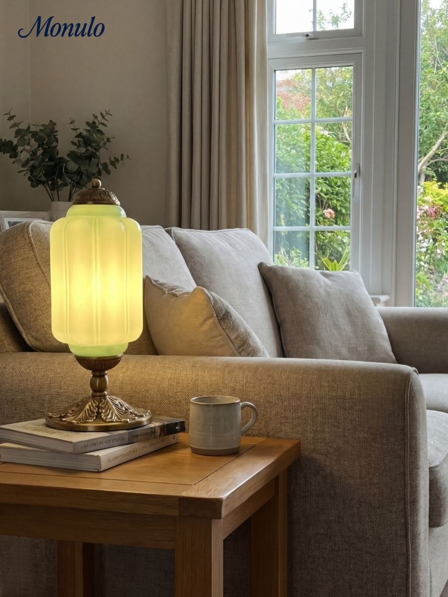 Vintage-Tischleuchte aus Glas mit Metallsockel
