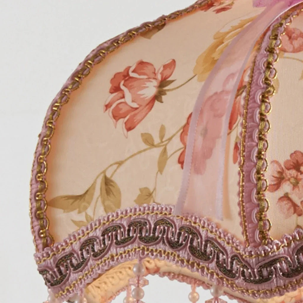 Romantische Tischlampe mit Stoffschirm und Perlen