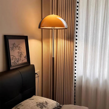 Moderne Stehlampe aus Holz und Metall mit Acrylschirm
