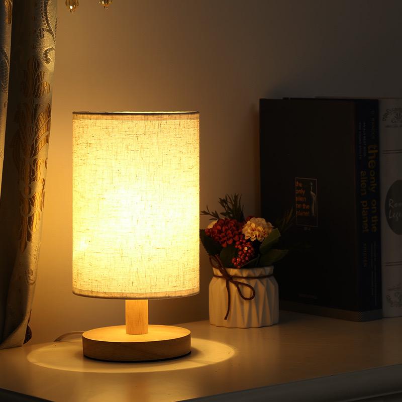 Dimmbare LED-Tischleuchte aus Holz und Leinen