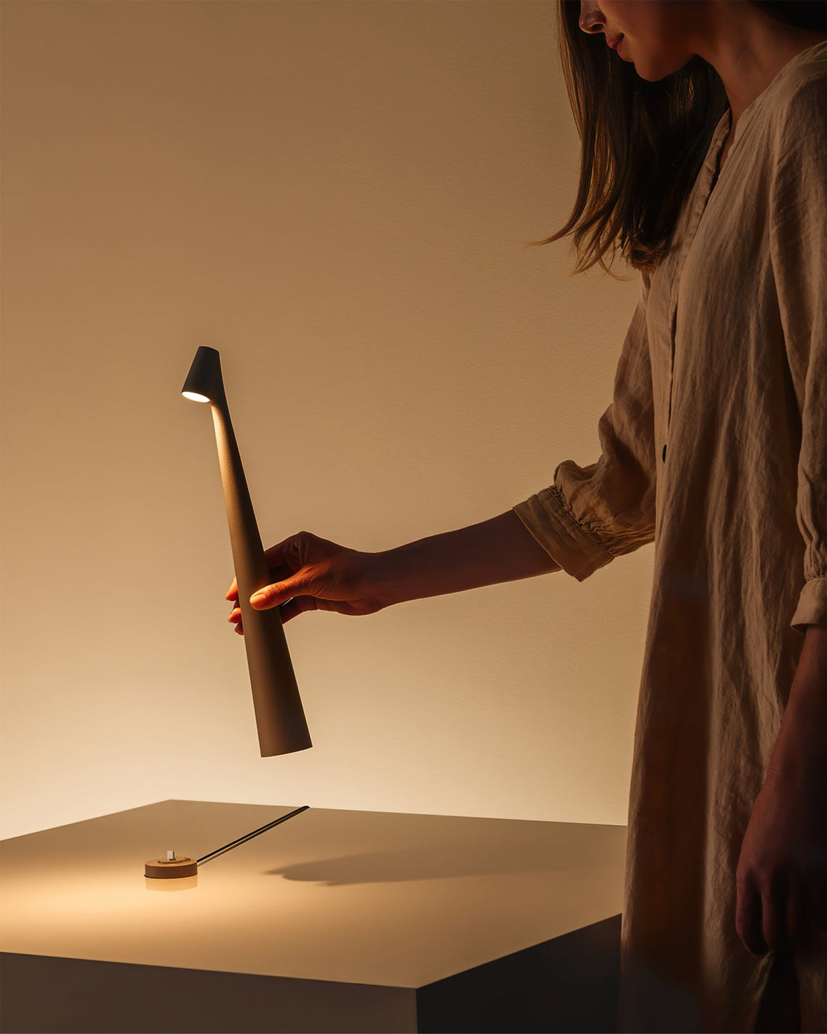 Wiederaufladbare Tischlampe Aluminium Dimmbar LED Touch Kegelförmiger Lampenschirm Modern 45 cm