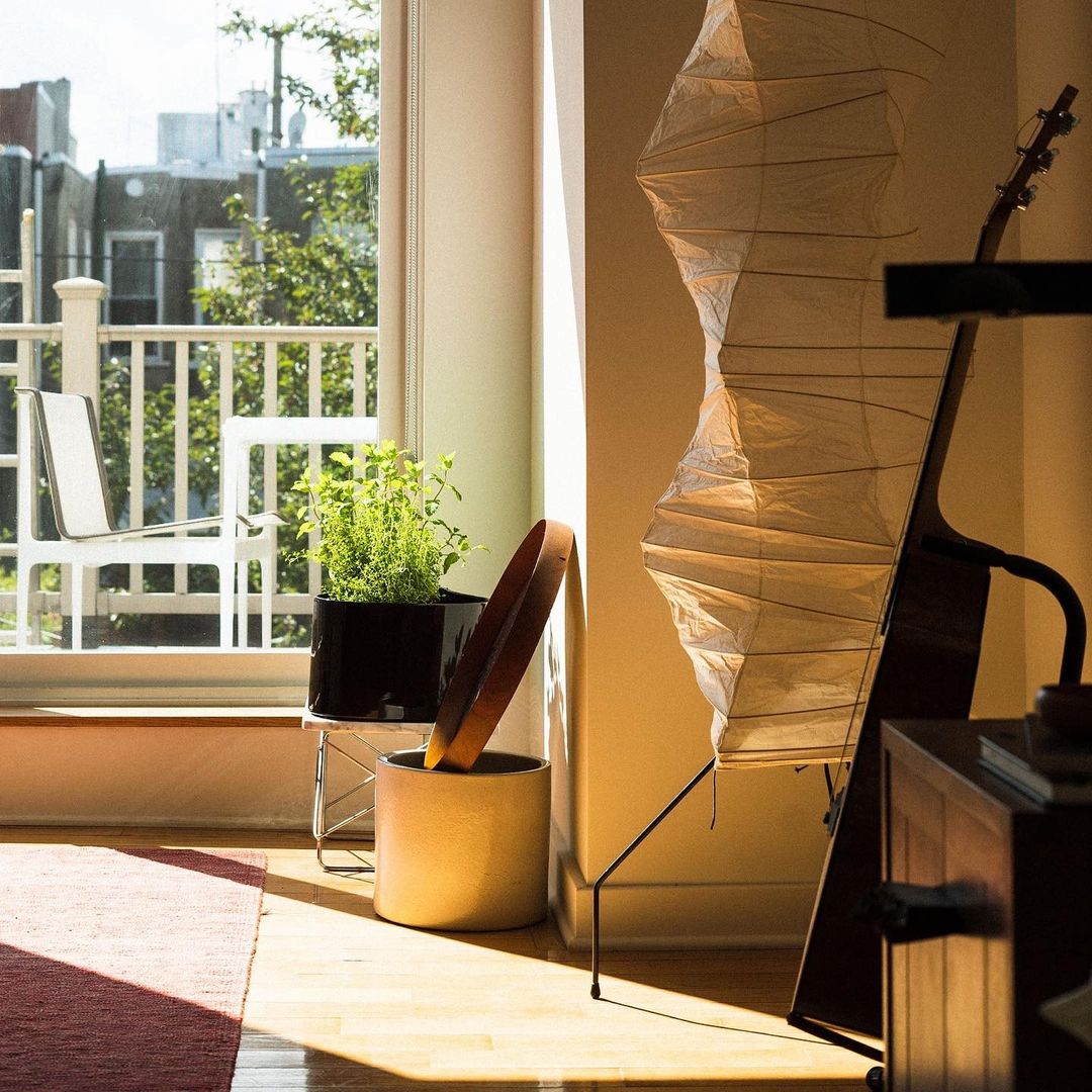 Japanse Washi Stehlampe mit Schwarzem Eisenrahmen