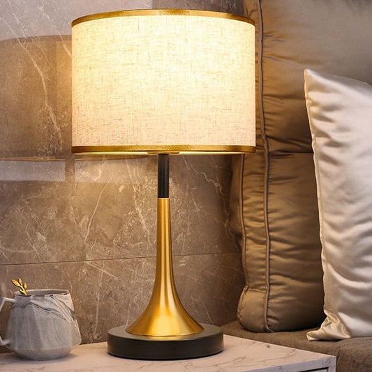 Vintage-Tafellampe mit Stoffschirm und Metallsockel