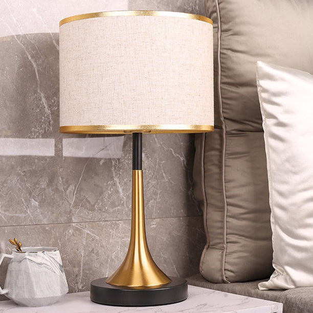 Vintage-Tafellampe mit Stoffschirm und Metallsockel