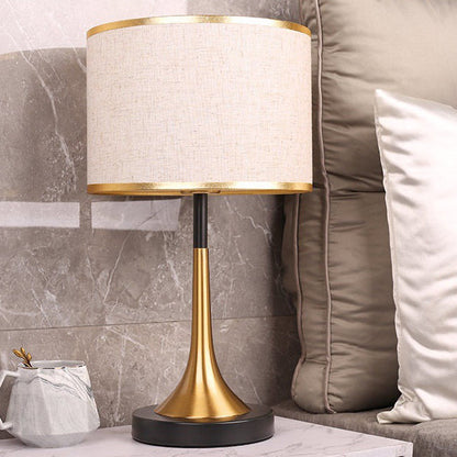 Vintage-Tafellampe mit Stoffschirm und Metallsockel