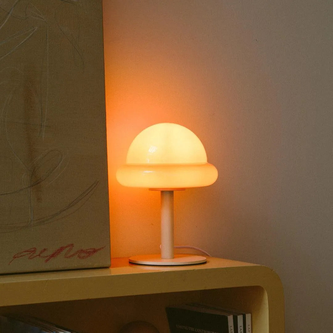 Gläserne Tischleuchte mit lackiertem Metallsockel 28 cm