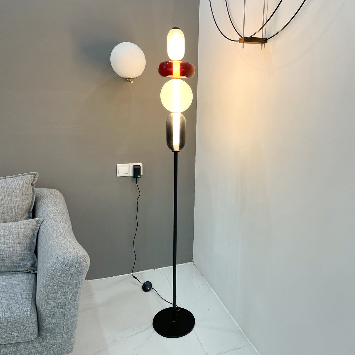 Moderne Stehlampe mit Mundgeblasenem Glasschirm