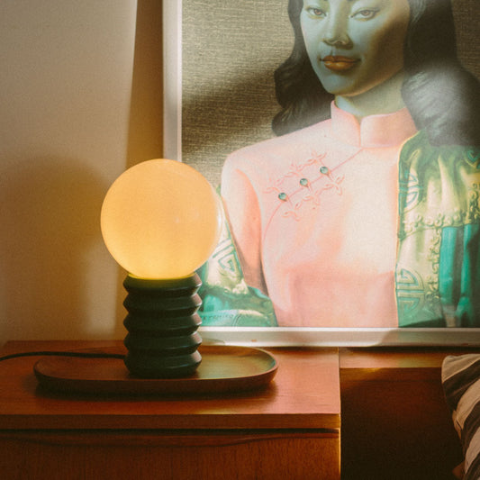 Retro-Tischlampe aus Holz mit geripptem Sockel