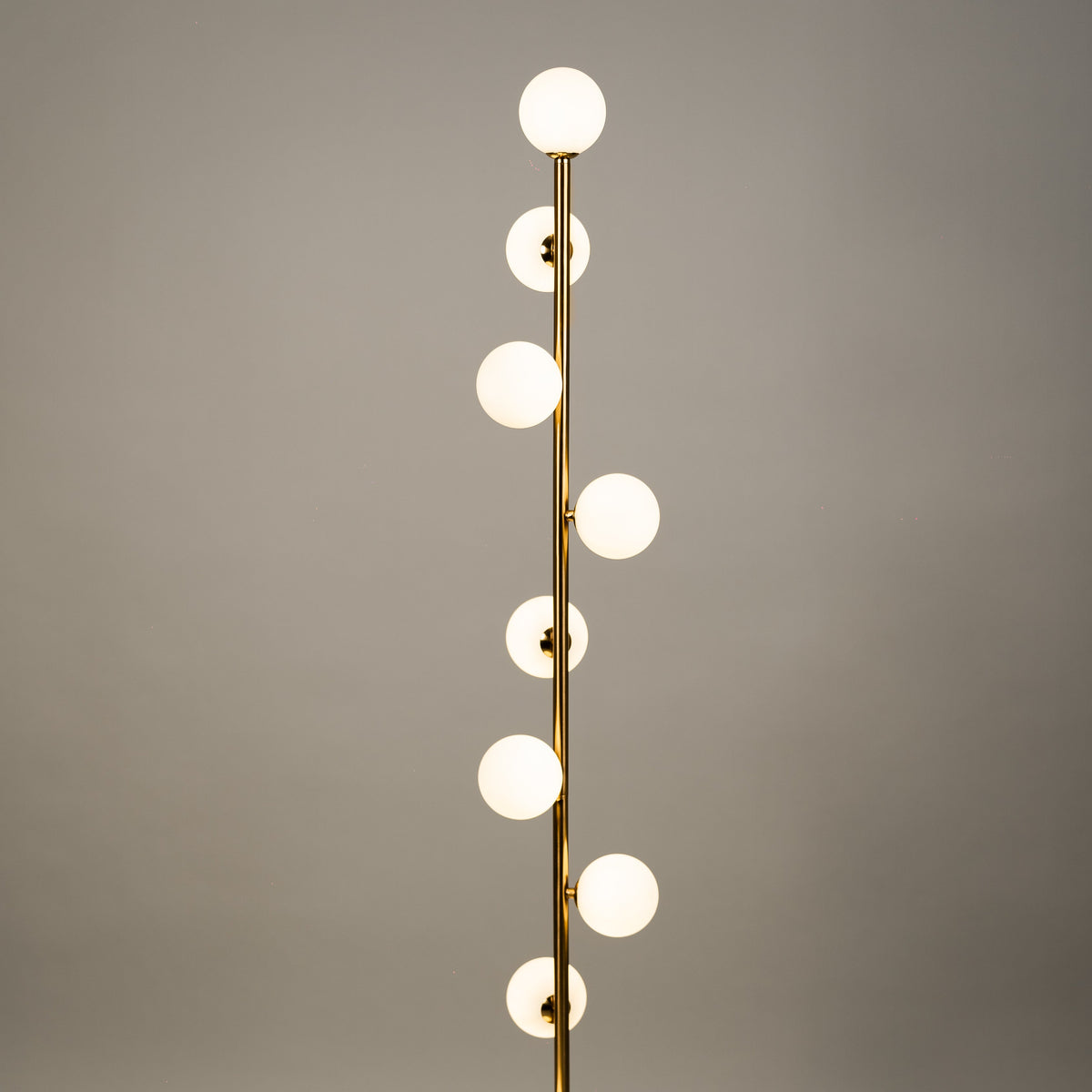 Minimalistische Stehlampe mit Glaskugeln und Warmlicht