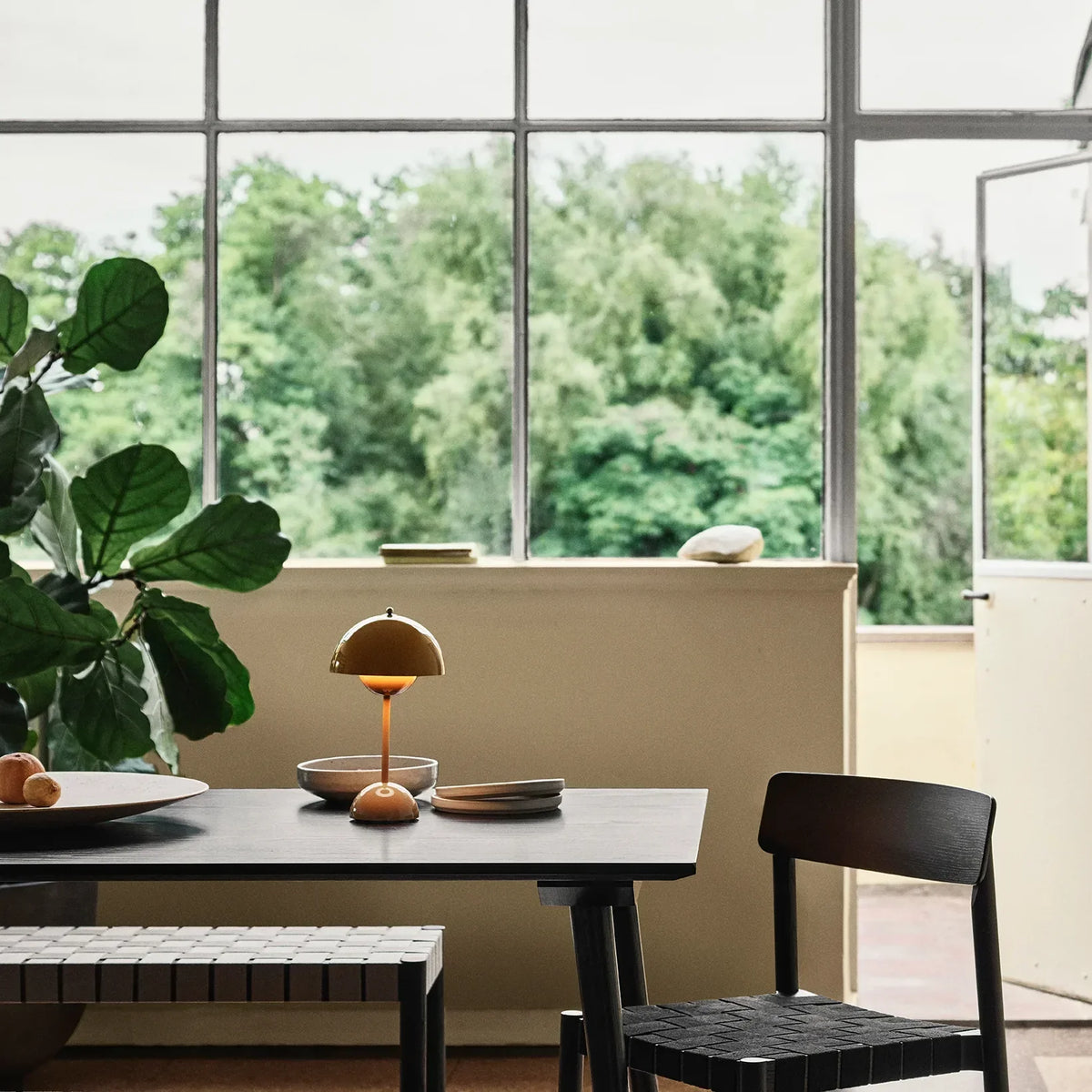 Dimmbare Designer-Tischleuchte aus Metall im Blüten-Design