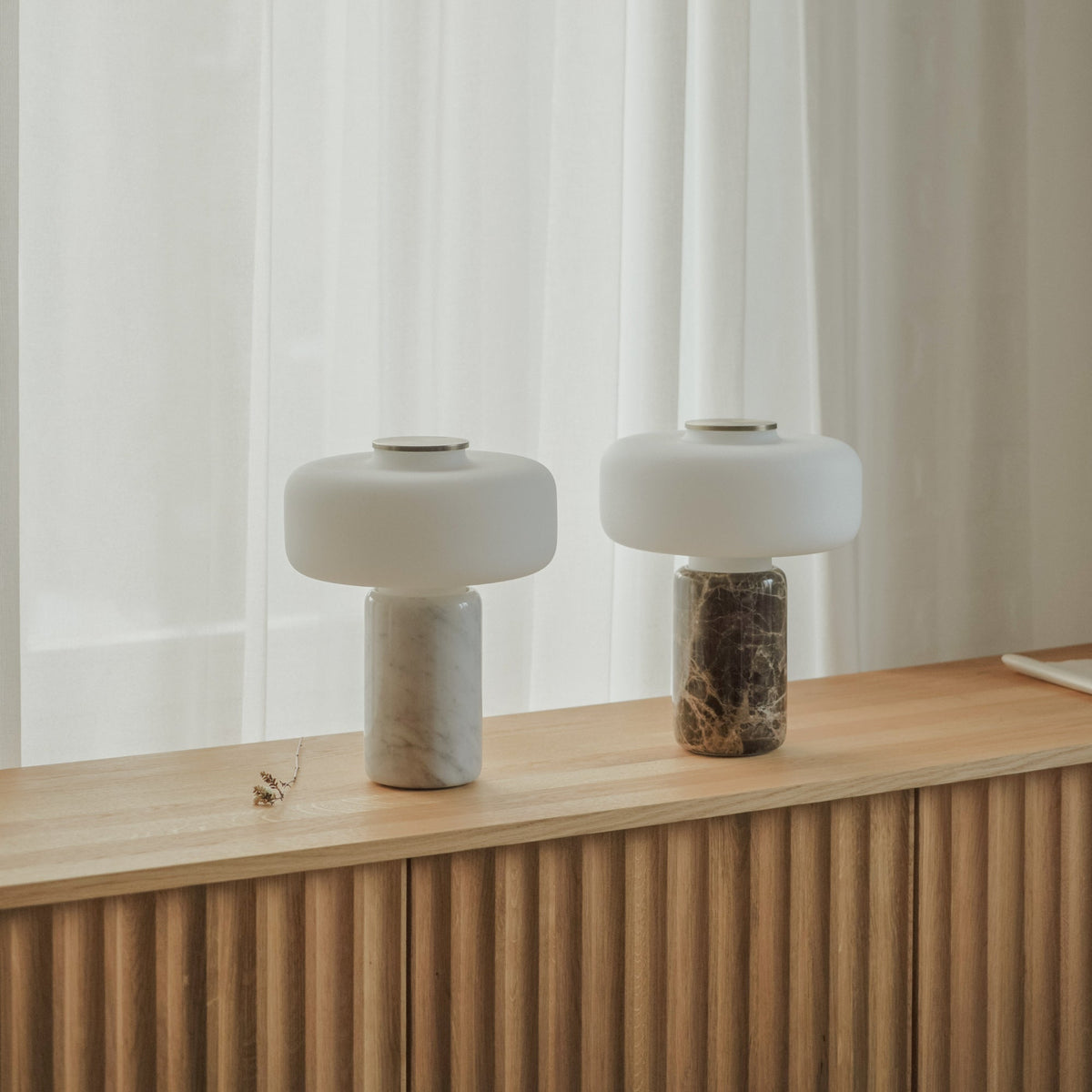 Wiederaufladbare Marmor-Tischleuchte mit Opalglasschirm