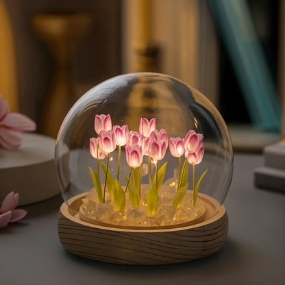 LED-Tischlampe mit Tulpen unter Glasglocke