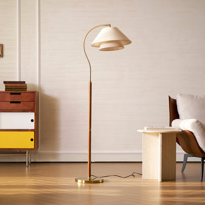 Elegante Stehleuchte mit doppeltem Stoffschirm und Holzdetails