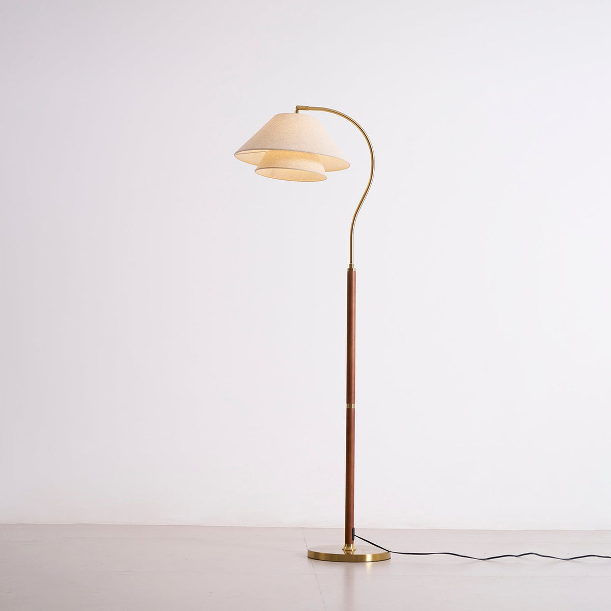 Elegante Stehleuchte mit doppeltem Stoffschirm und Holzdetails
